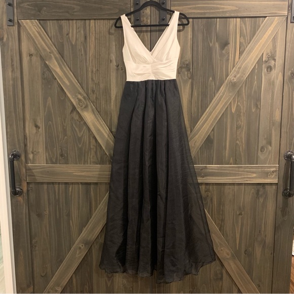 Vera Wang Dresses & Skirts - Vera Wang Gown